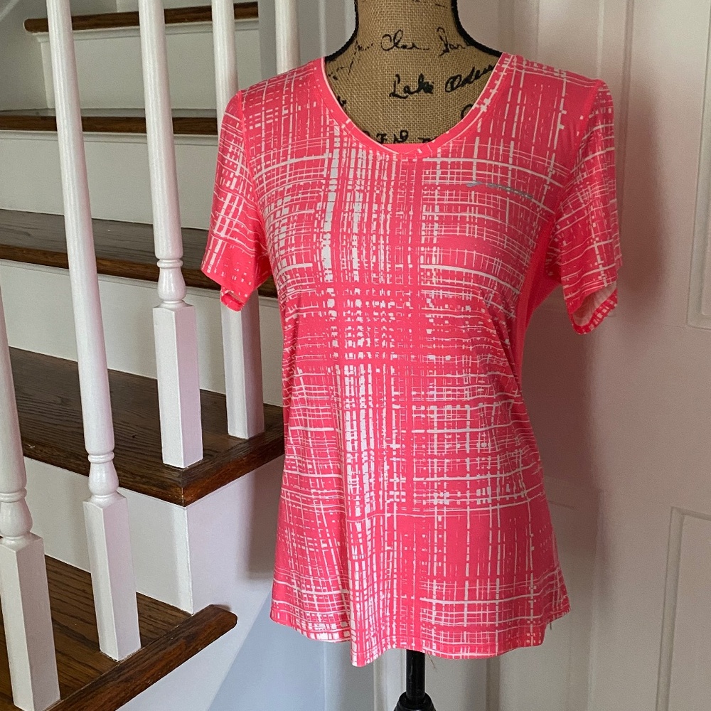 Women's Large Workout Shirt. Brooks' Short-sleeve Pink and White Exercise Top.
